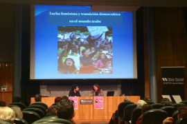 Awatef Ketiti durant la conferència sobre el paper de la dona a les Primaveres àrabs a Palma.