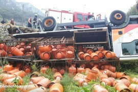 Estat en que ha quedat el camió i la seva càrrega de gas.