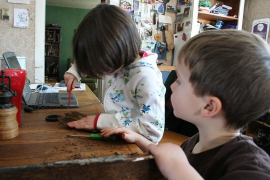 Infants en una aula d'extraescolars.