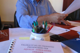 En primer pla l'exten informe redactat pels serveis tècnics en compliment de la sentència.