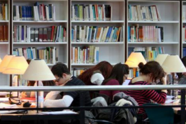 Cort «no pot aturar» l’externalització de set biblioteques municipals.