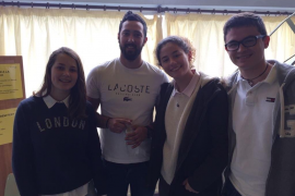 El raper mallorquí amb alumnes de l'IES Santa Margalida.