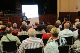 Un moment de l'assemblea informativa que va tenir lloc ahir al teatre Victòria.