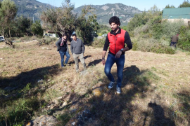 Jaume Deyá (en primer pla) mostrà al batle els treballs de neteja realitzats.