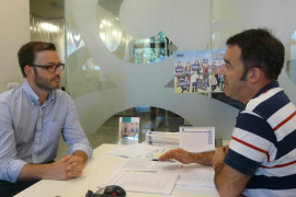 Hila amb un dels responsables de l'Oficina.