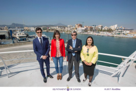 Salpa el primer ferri a Eivissa des del port de Gandia