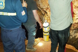 Els serveis de rescat han fet feina tota la nit per poder accedir a la Cova de Sa Piqueta.