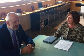El president del Consell de Mallorca, Miquel Ensenyat amb la presidenta del Consell de Menorca, Maite Salord.