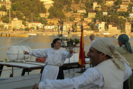 Ball mallorquí en honor a la patrona dels mariners, ahir vespre a la Base Naval.Al fons, la imatge de la verge del Carme.