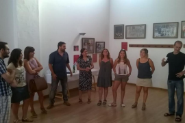 Sebastià Llodrà -el quart per l'esquerra- amb membres de la comissió
sortint de l'Escola de mallorquí i membres dels cossiers de Manacor.