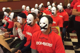 Els Bombers de Palma fan una acció de protesta al Ple de l'Ajuntament