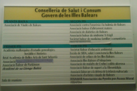 Panell informatiu a l'entrada de l'edifici.