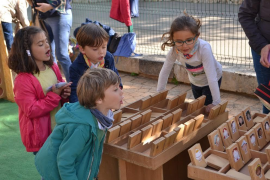 Nins i nines fruint d'un dels tallers.