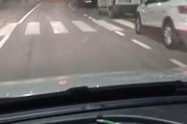 Aparatós incendi d'una furgoneta a la rotonda del Monument de Sóller