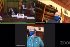 El regidor Juan Ruiz mostra els calçons blancs en un recés del ple