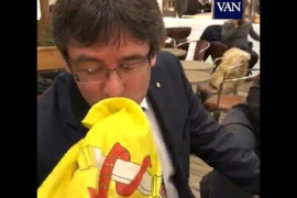 Puigdemont besa la bandera española en Copenhague