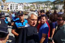 La policia local de Sitges pren el mòbil a un periodista de NacióDigital