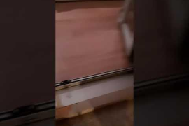 Ataquen i llancen ous a un casa de Palma que té llaços grocs al balcó