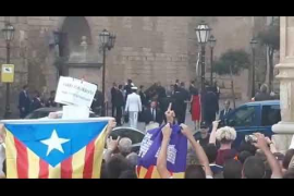 [VÍDEO] Felipe i Letizia saluden els republicans... de lluny