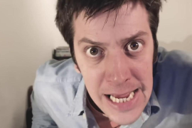 Atrapats Aquí T01E01 Pilot - Una sèrie interactiva d'Els Amics de les Arts