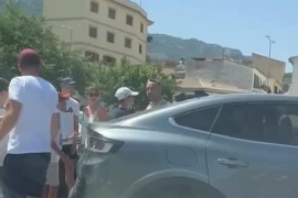 Una brega entre turistes per aparcar genera cues a l'aparcament de Teixidores
