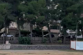 Un cotxe corre dins la pista d'atletisme del camp d'esports del Port