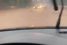Un fort aiguat sorprèn els conductors a la carretera de Bunyola a Sóller