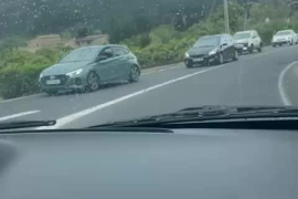 Les retencions de cotxes obliguen a baixar la barrera del túnel