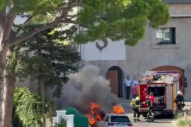 Un cotxe es calcina al Port de Sóller