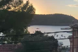 Un submarí desperta la curiositat a la badia del Port de Sóller