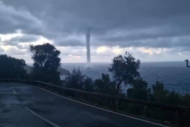 Impressionant mànega marina davant la costa de Deià